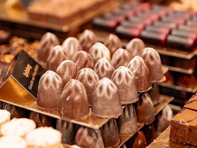 Válogatott pralinék kirakata egy chocolaterie kínálatában